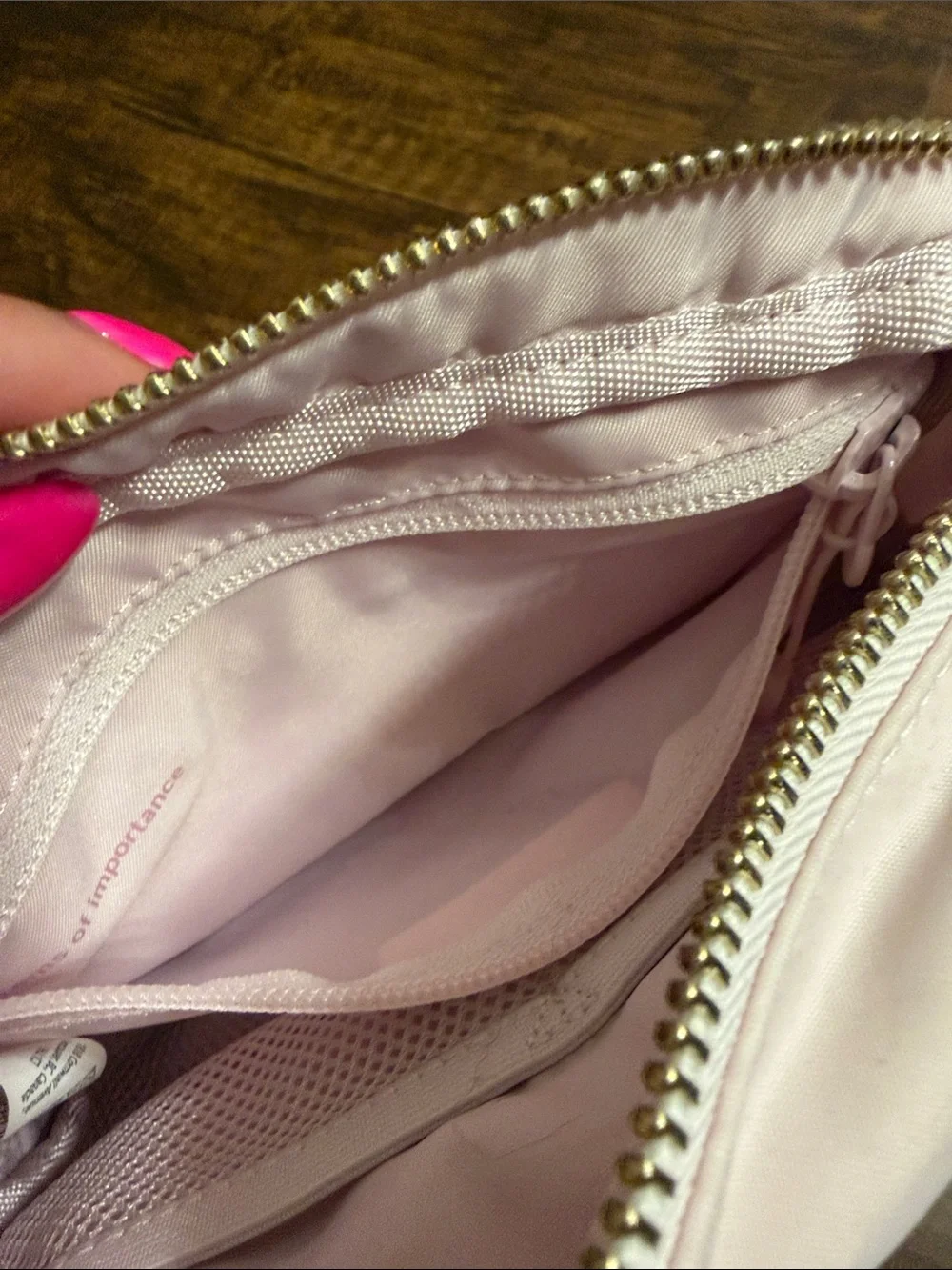 lululemon Everywhere crossbody bag - Blissful pink with Gold Hardware - Picture 6 of 14